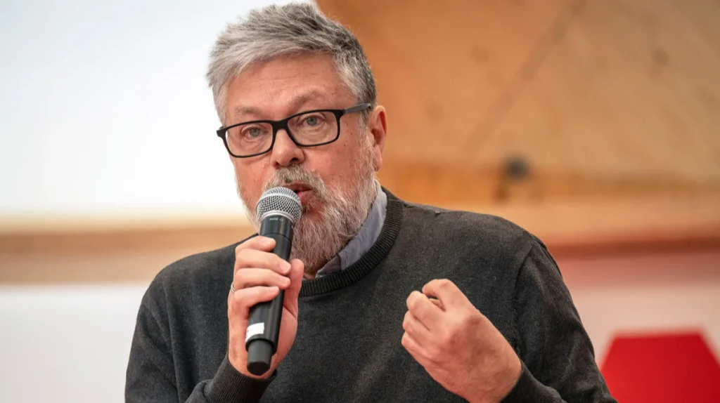 «‎Нужно дать литературе на русском языке новую жизнь». Интервью с председателем жюри премии «‎Дар» Михаилом Шишкиным.