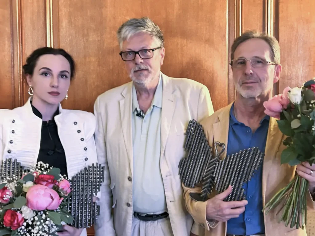 Лауреаты второго сезона премии «Дар» Александра Крашевская и Олег Радзинский с председателем жюри Михаилом Шишкиным на церемонии награждения в Монтрё